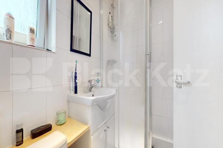 Top floor, double studio with charming balcony  Barlow Street , Elephant And Castle